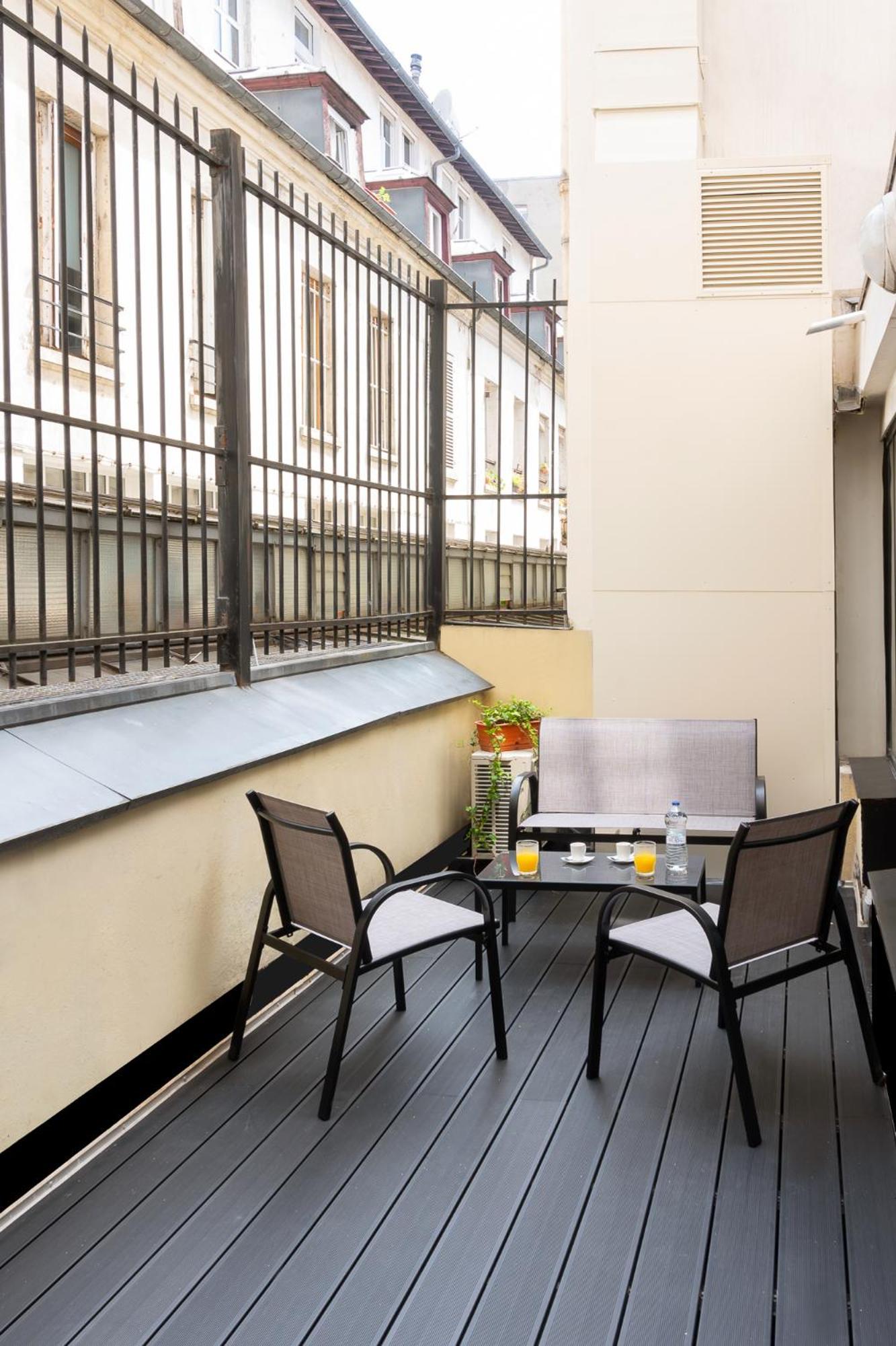 Modern 3 Bedrooms 3 Baths Full Center Of Apartment *